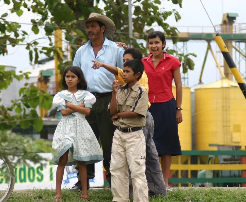 traditional-colombian-family-203